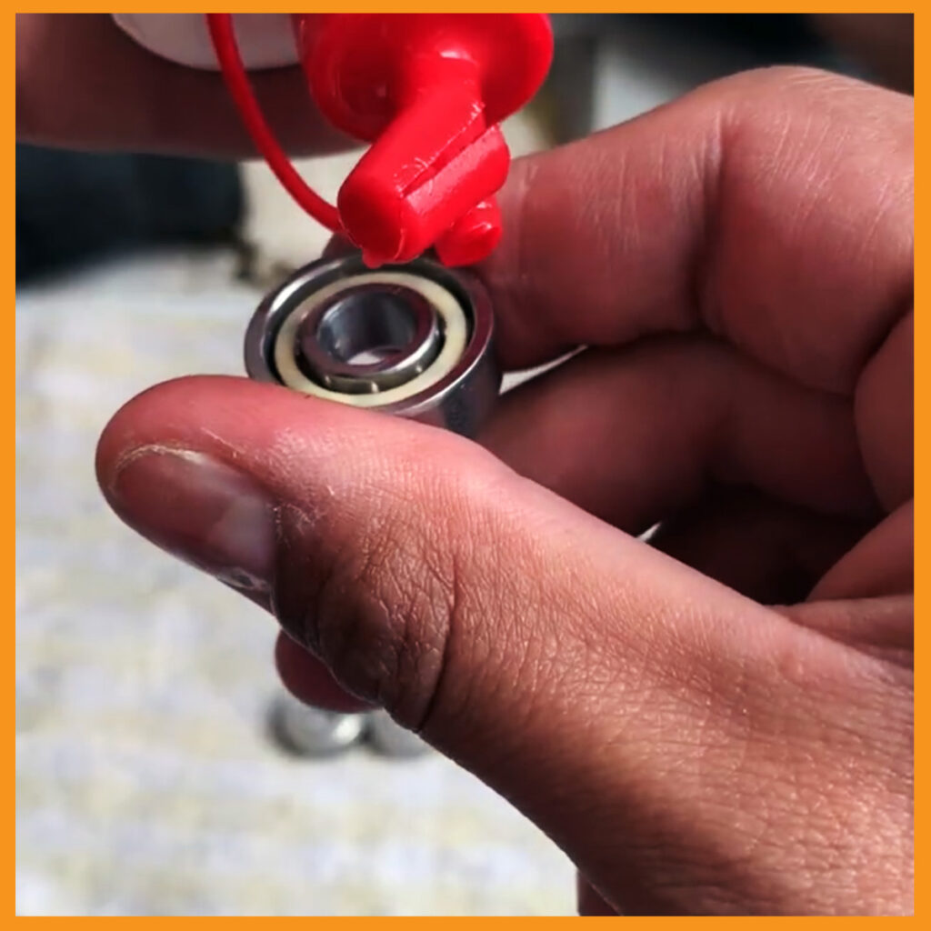 Aplica 1–2 gotas de lubricante específico para rodamientos, gira un poco para distribuirlo uniformemente.