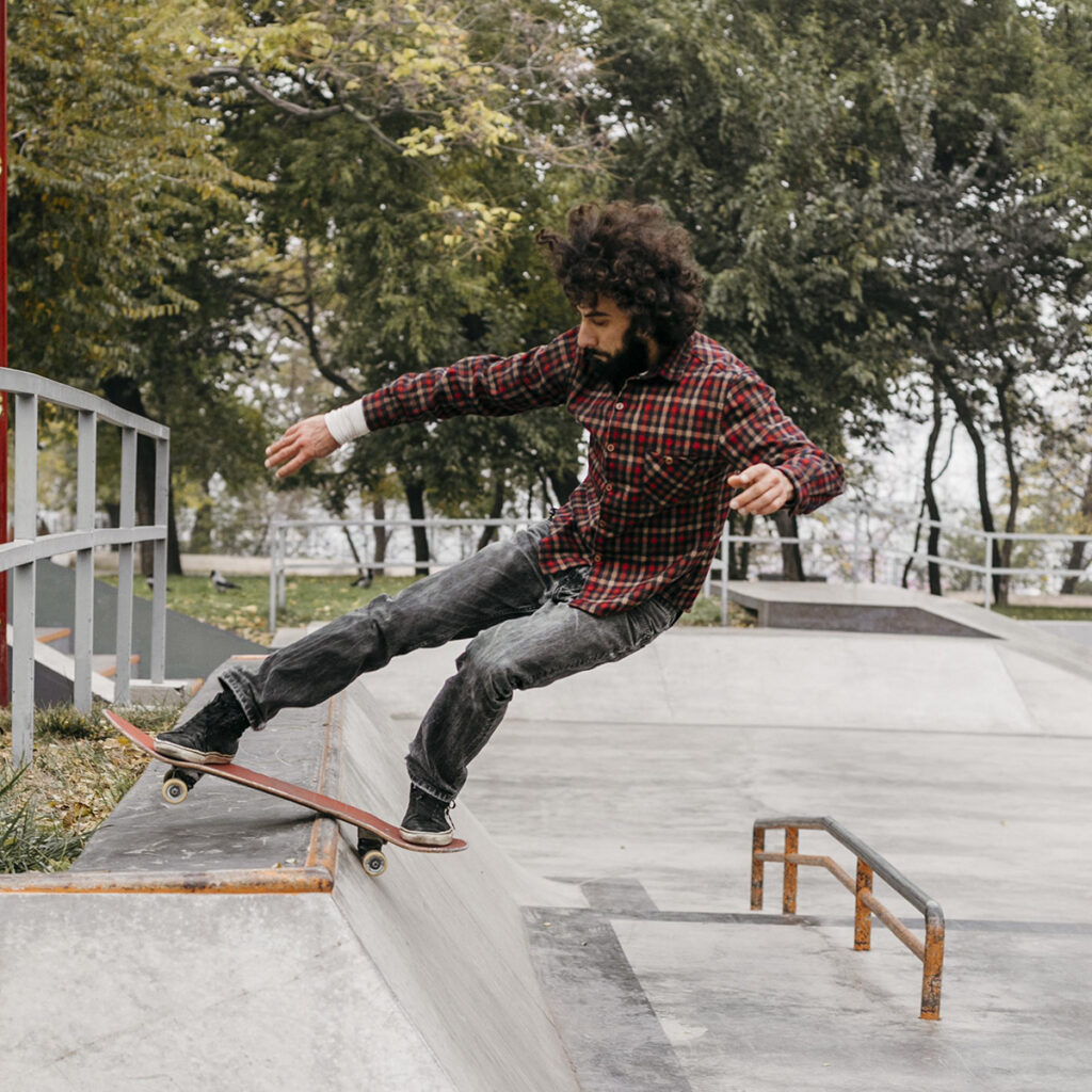 Patinar no es solo un deporte, también es cultura y comunidad. En Culiacán, Mazatlán y Los Mochis existen grupos locales que organizan rodadas, competencias y encuentros.