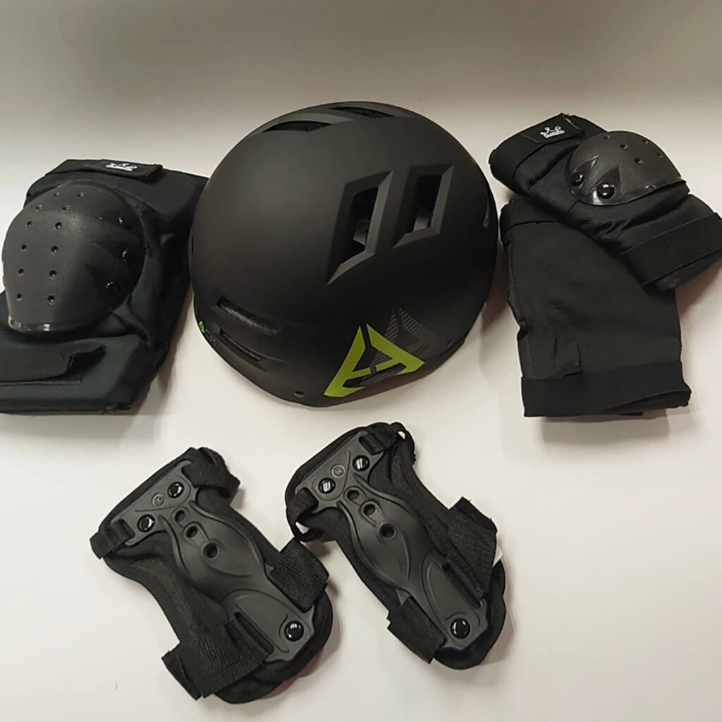 Aunque muchos lo consideran opcional, las protecciones son **accesorios que salvan de lesiones**. Un casco de calidad y un kit de rodilleras, coderas y muñequeras deben acompañarte siempre.