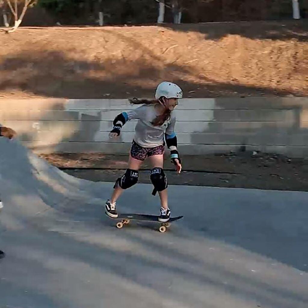 El error más frecuente es subirse a la patineta o a los patines sin casco ni rodilleras.